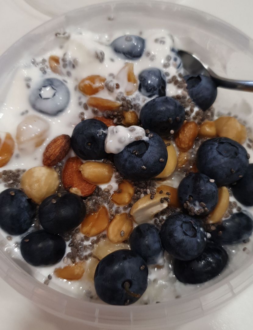 Yogur con fruta fresca y seca Yogur con fruta fresca y seca