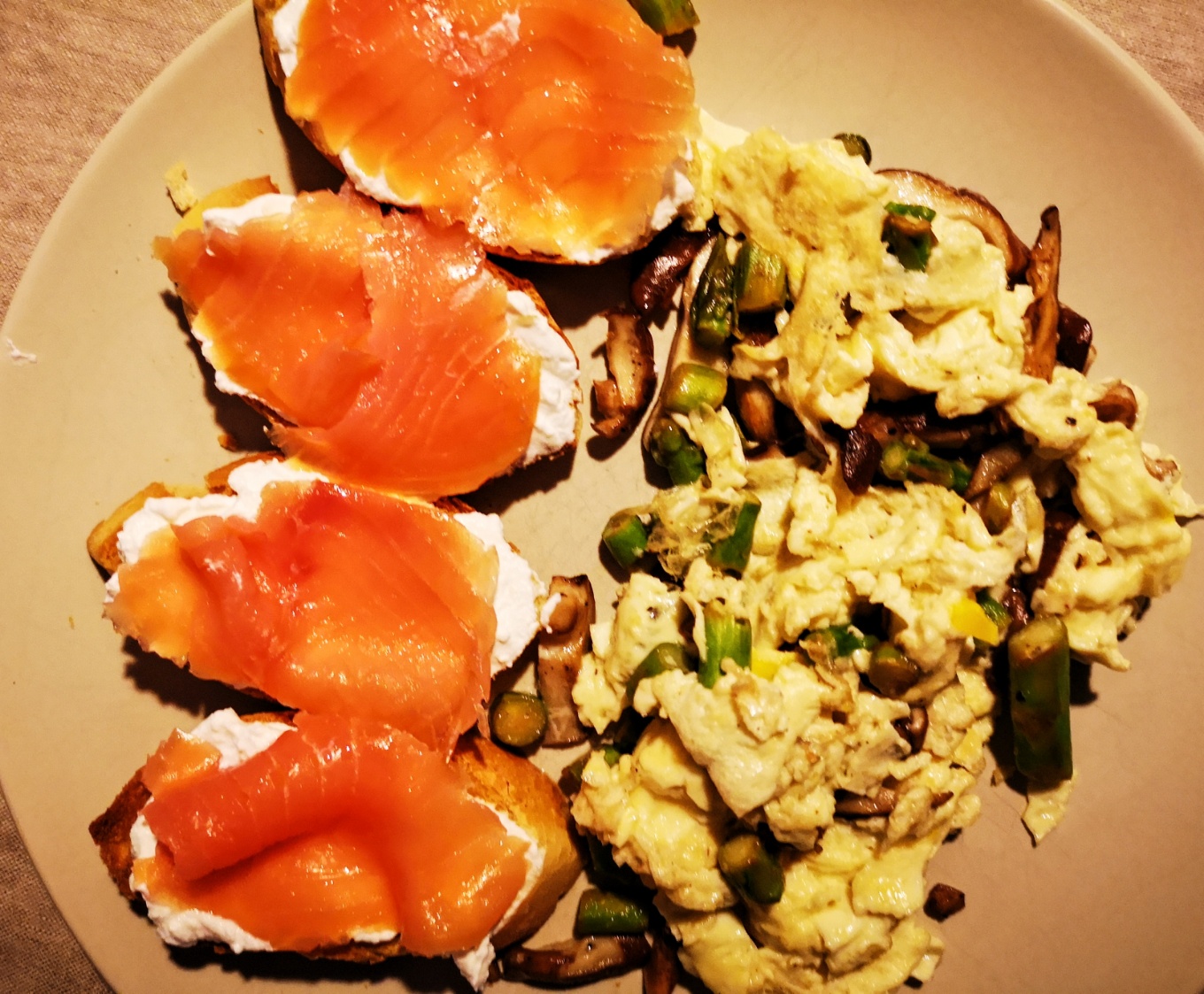 Huevos revueltos y tostadas con salmón