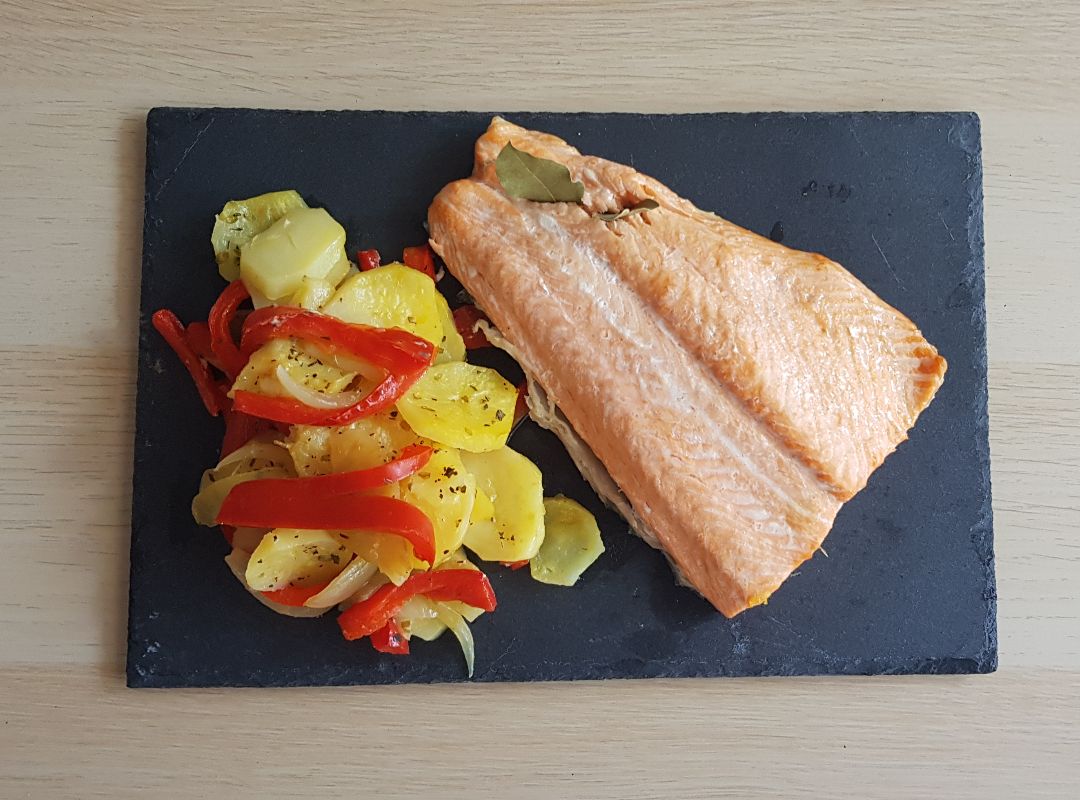 Salm贸n al horno con verduras y un toque de naranja 馃悹 Salm贸n al horno con verduras y un toque de naranja 馃悹