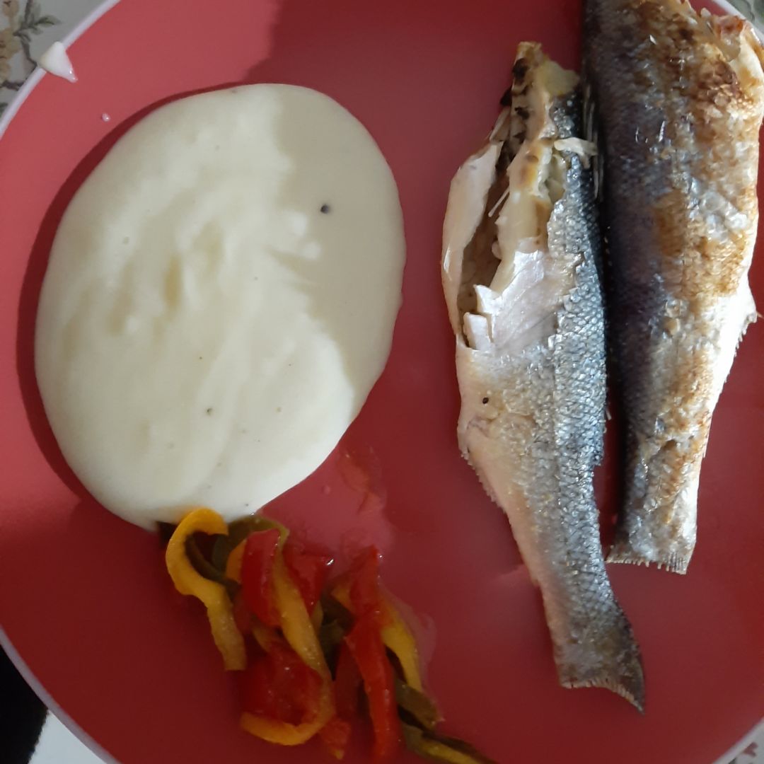 Pescado con guarnicion de pimientos tricolor y pure de patata Pescado con guarnicion de pimientos tricolor y pure de patata