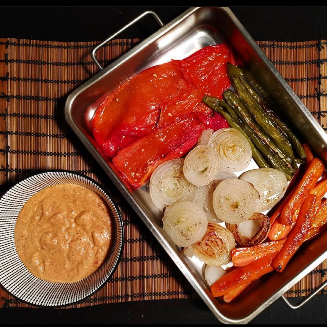 Parrillada de verduras con salsa romesco
