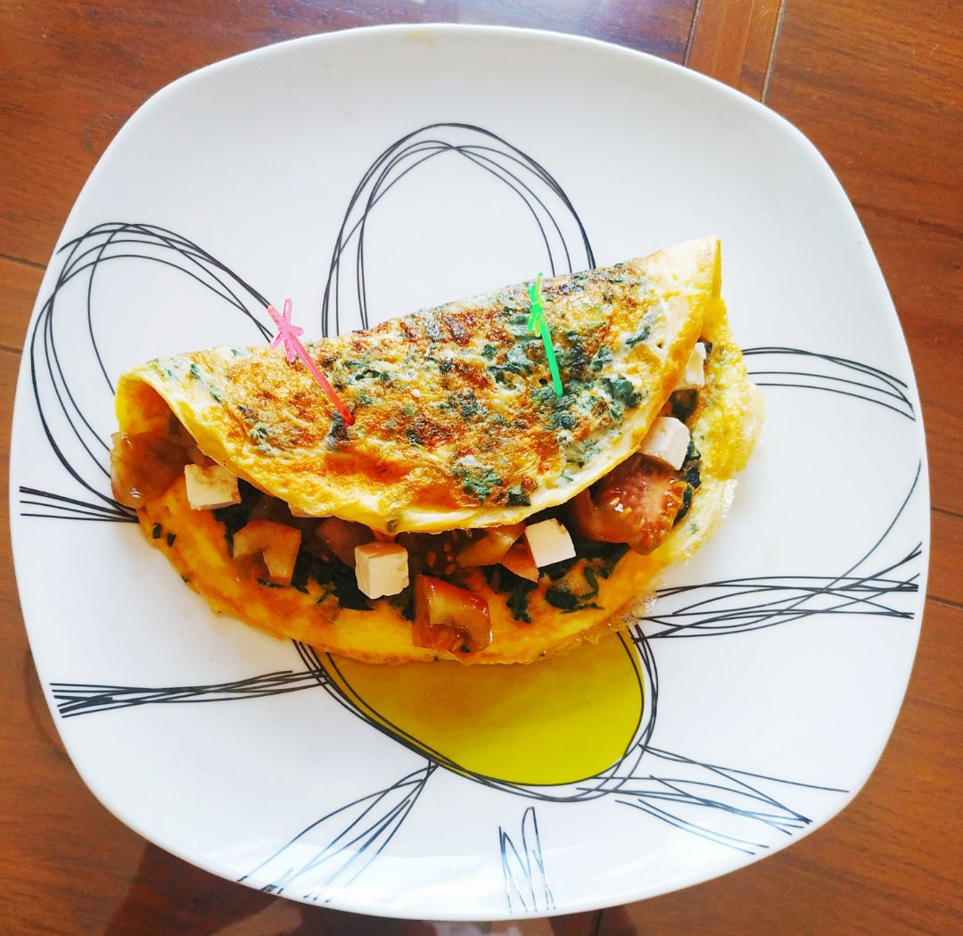 Tortilla de espinacas rellena de tomate y queso feta Tortilla de espinacas rellena de tomate y queso feta