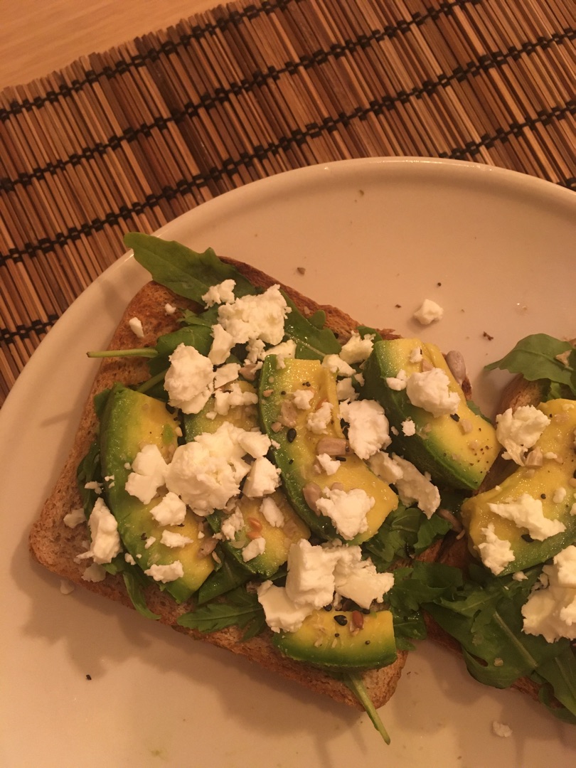 Tostada de aguacate y feta