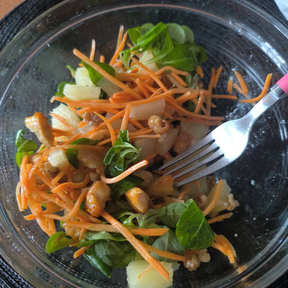 Ensalada pollo+nueces+zanahoria+piña+lechuga