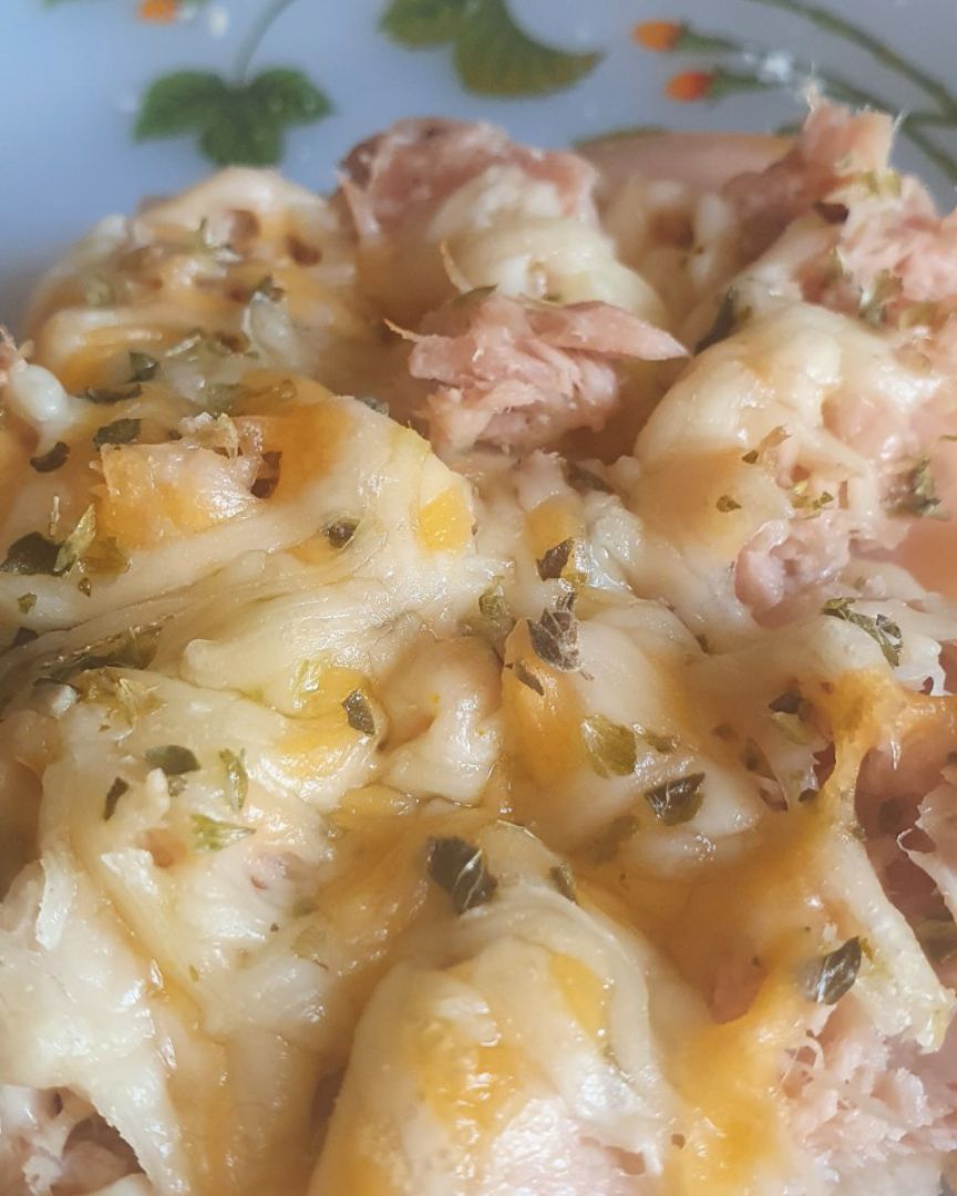 Tostada de queso, atún y jamón cocido