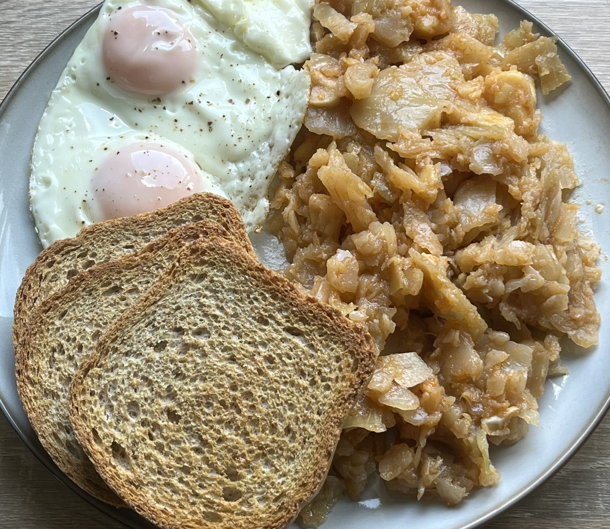 Berza al ajoarriero con huevos a la plancha y tostaditas