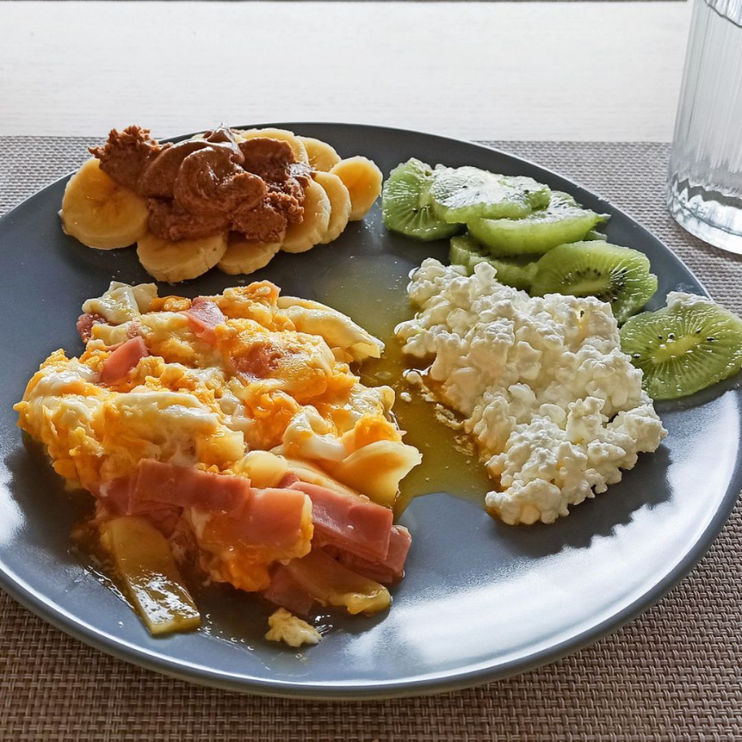 Desayuno de sábado 🍌🥜🍳🧀🥝