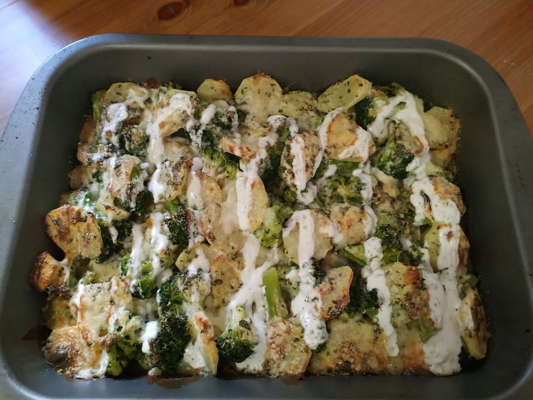 • Patatas al horno con brócoli • • Patatas al horno con brócoli •