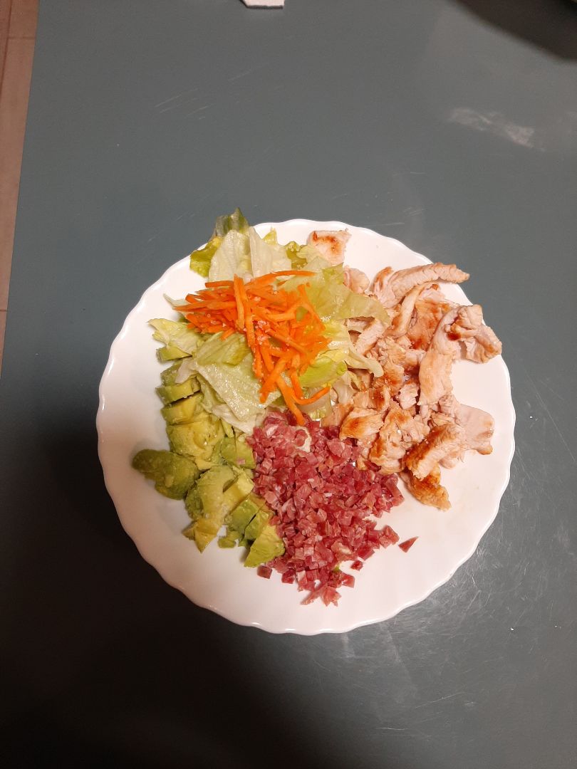 Ensalada de pavo, aguacate y jamón serrano Ensalada de pavo, aguacate y jamón serrano