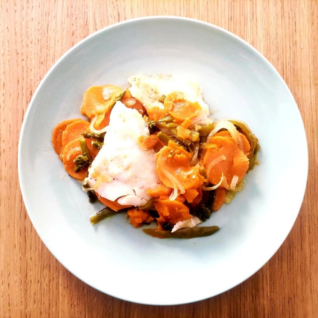 Merluza en papillote con batata y espárragos trigueros Merluza en papillote con batata y espárragos trigueros