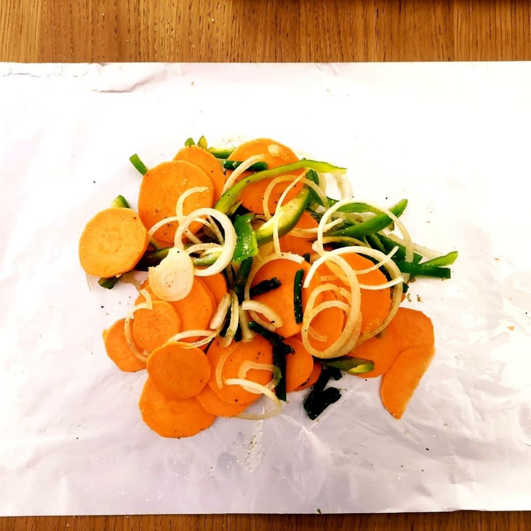 Merluza en papillote con batata y espárragos trigueros Paso 2 Merluza en papillote con batata y espárragos trigueros Paso 2