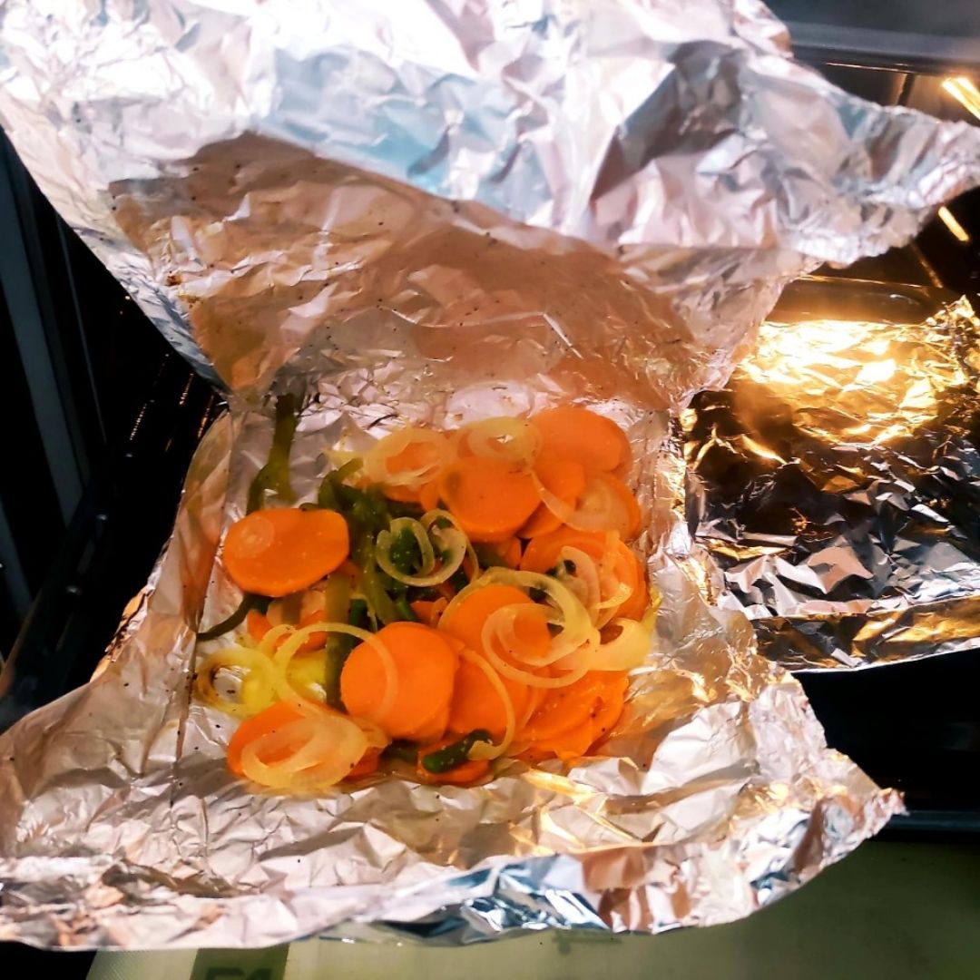 Merluza en papillote con batata y espárragos trigueros Paso 5 Merluza en papillote con batata y espárragos trigueros Paso 5