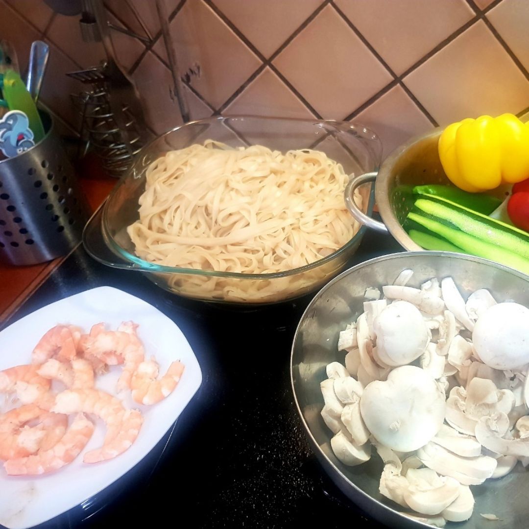 Wok oriental con langostinos y champiñones 🦐🍄🧡 Paso 1