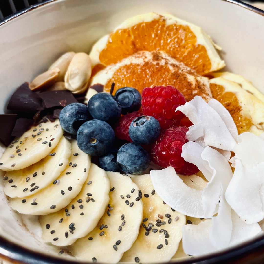 Overnight oats con chía y fruta variada