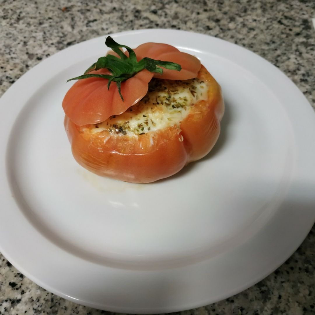 Tomate relleno de huevo