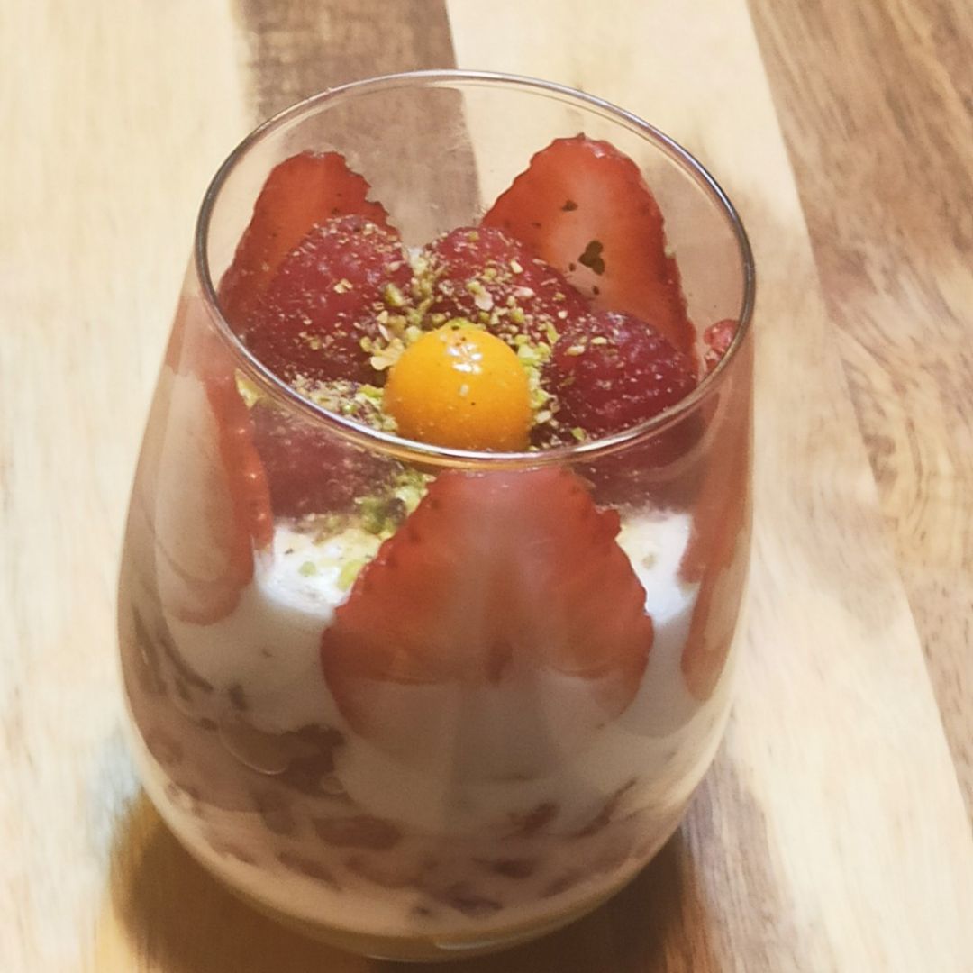 Vasito de yogurt y frutas rosas Vasito de yogurt y frutas rosas