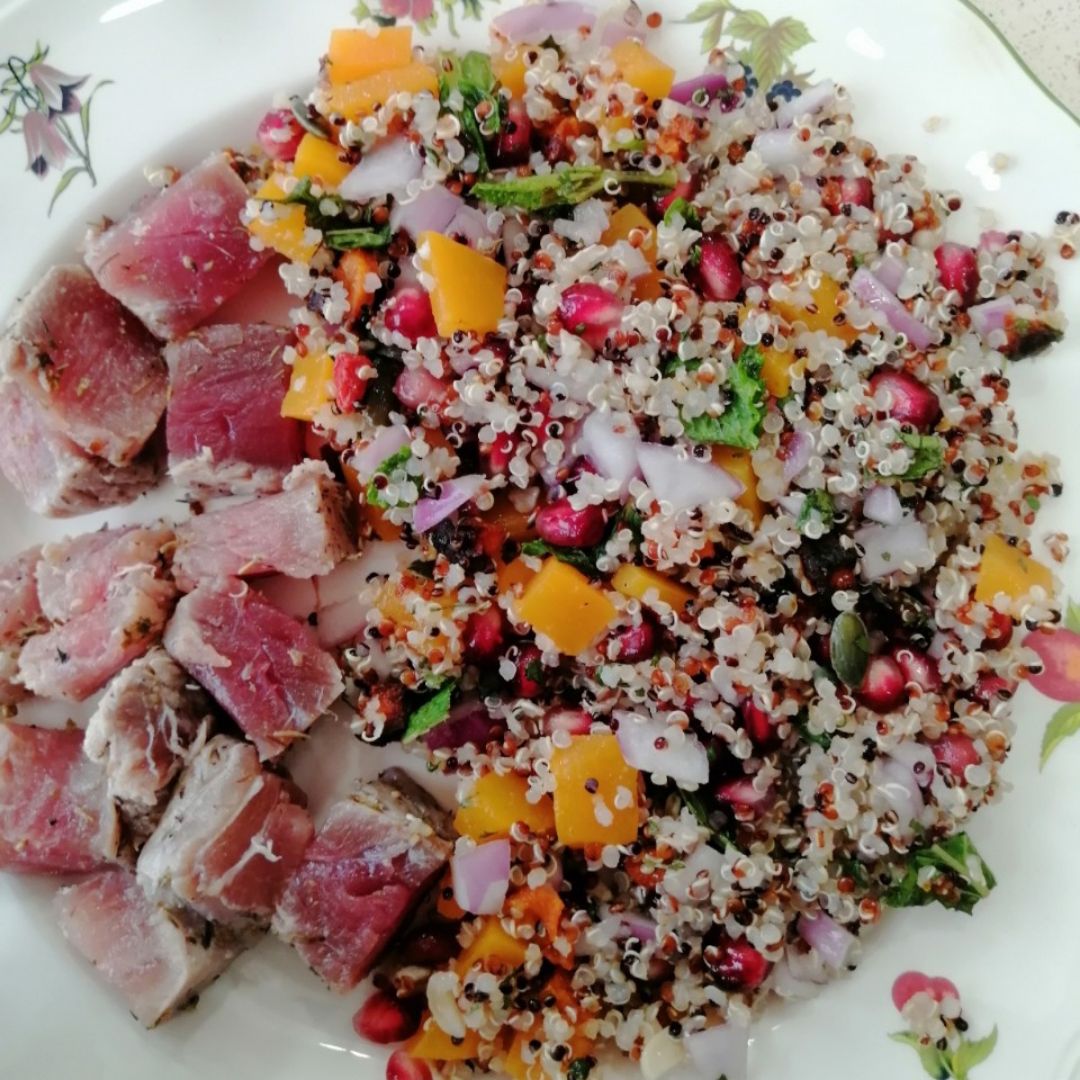 Atún marinado con ensalada de quinoa Atún marinado con ensalada de quinoa