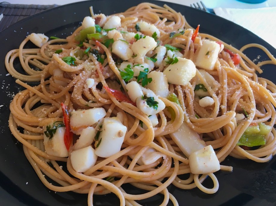 Espaguetis con sepia y verduras