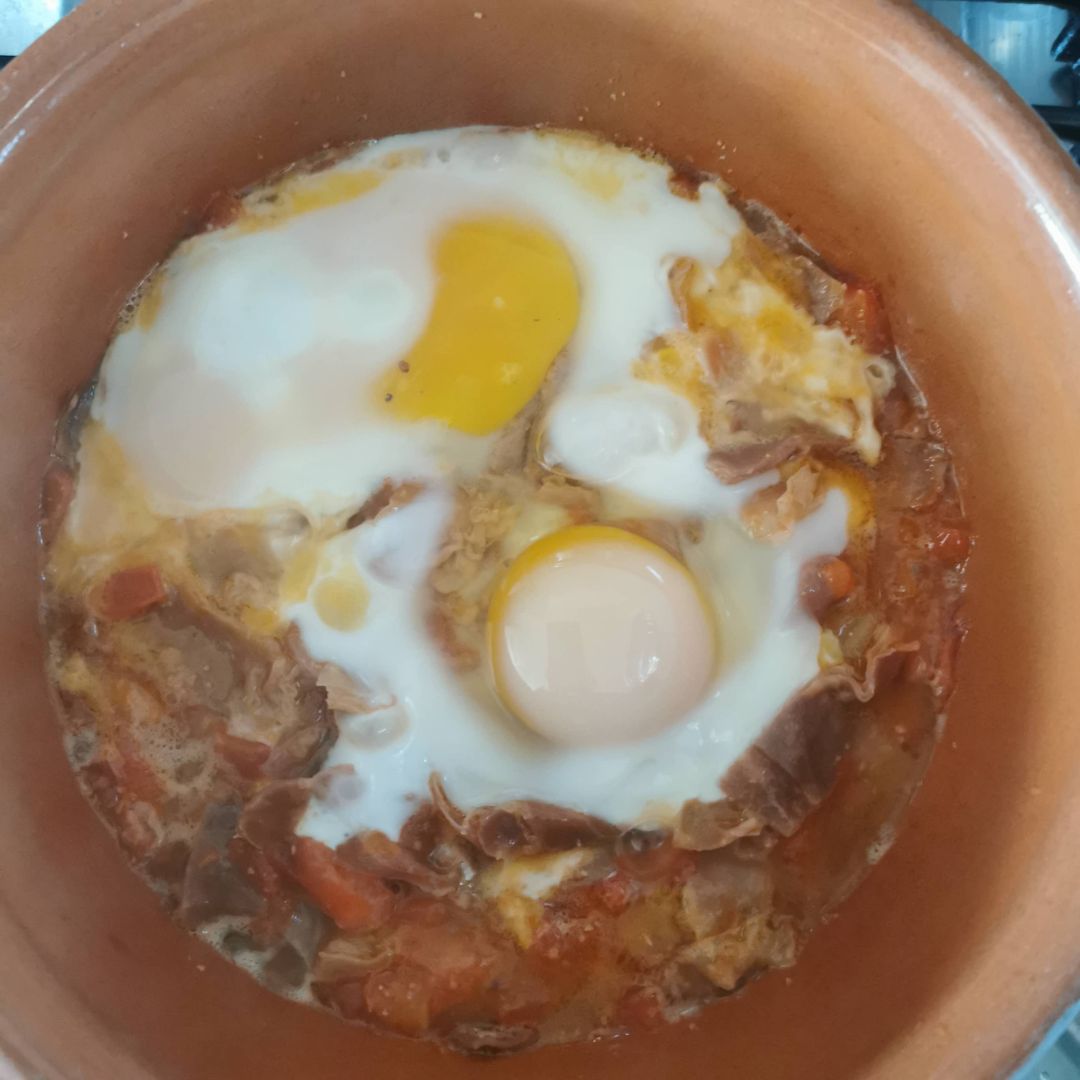 Huevos con tomate y jamón. Huevos con tomate y jamón.