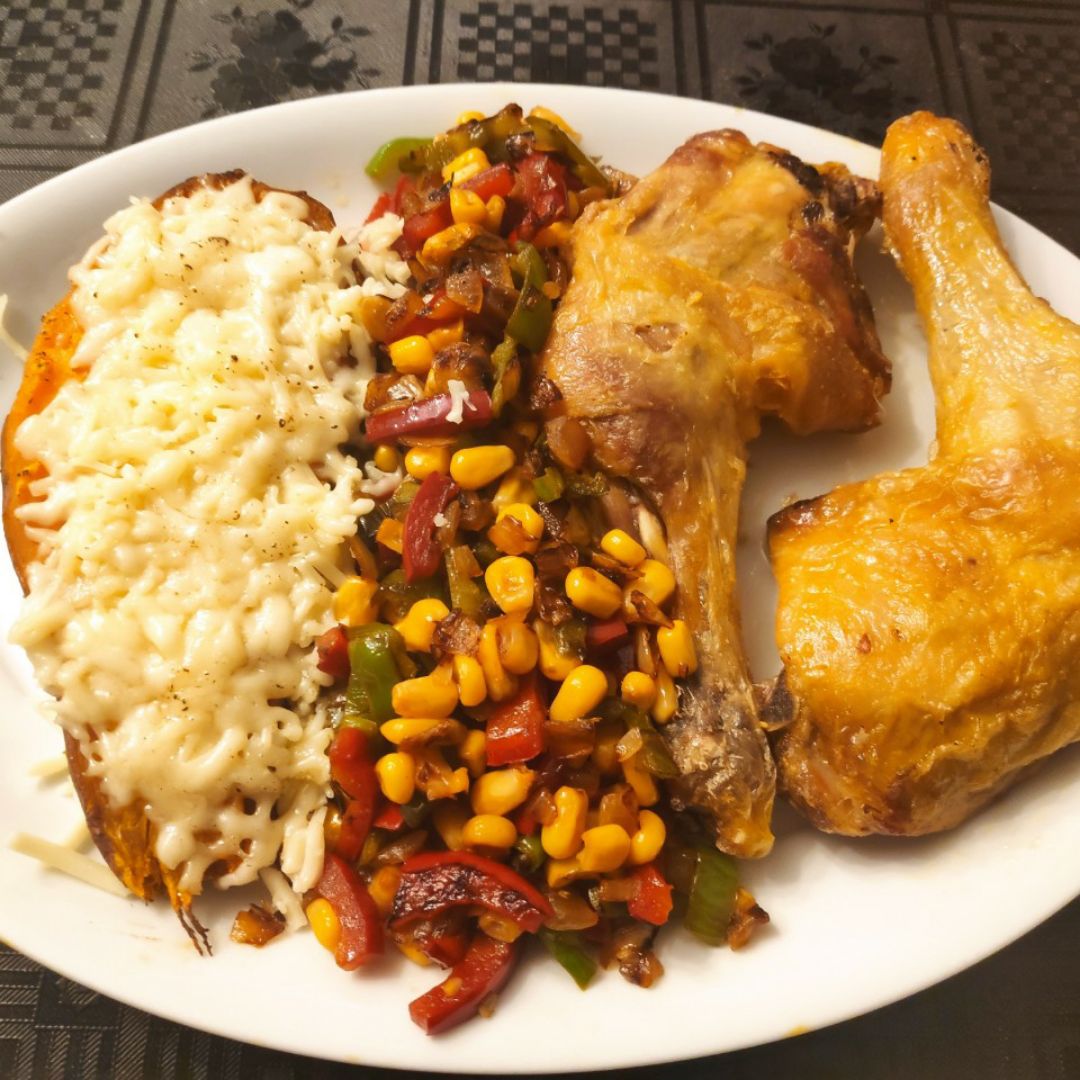 Muslos de pollo con fritada de verduras y boniato con mozzarella al horno