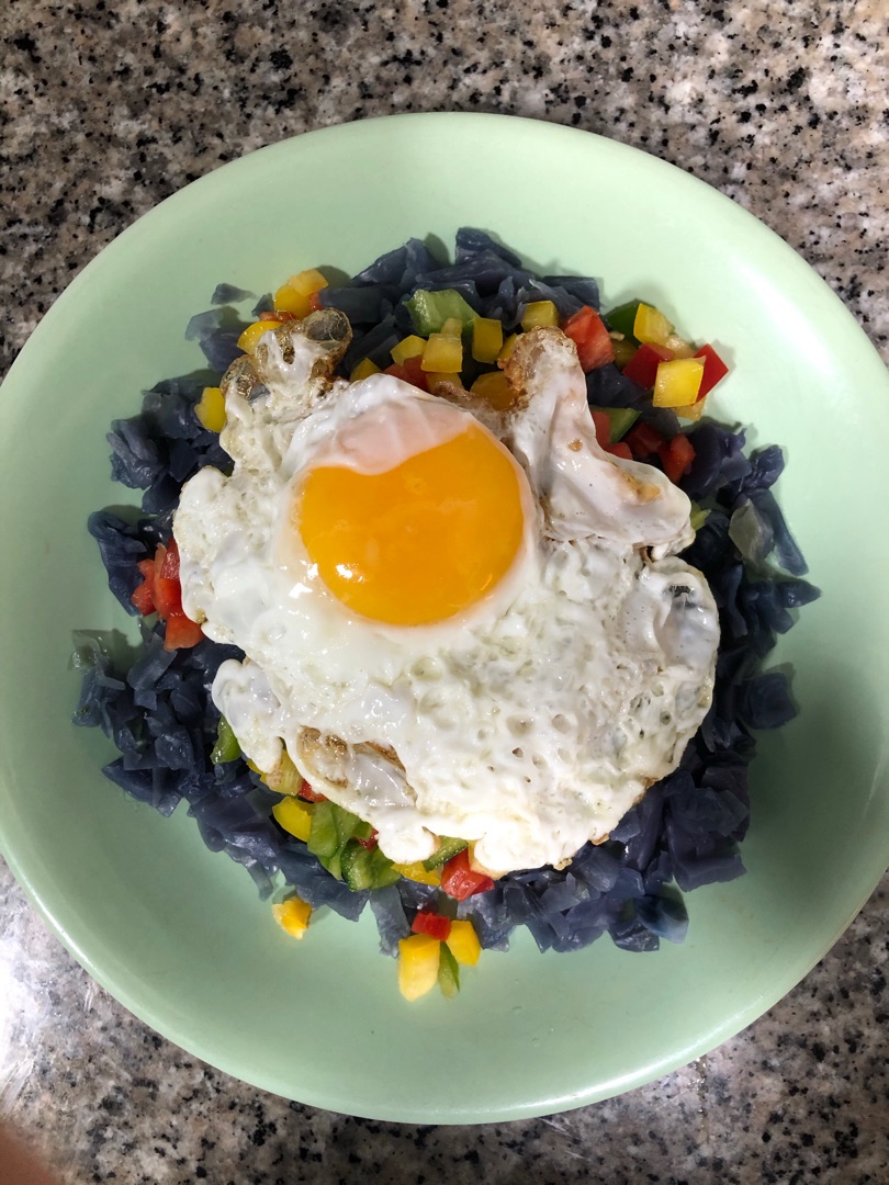 Lombarda con pimientos y huevo