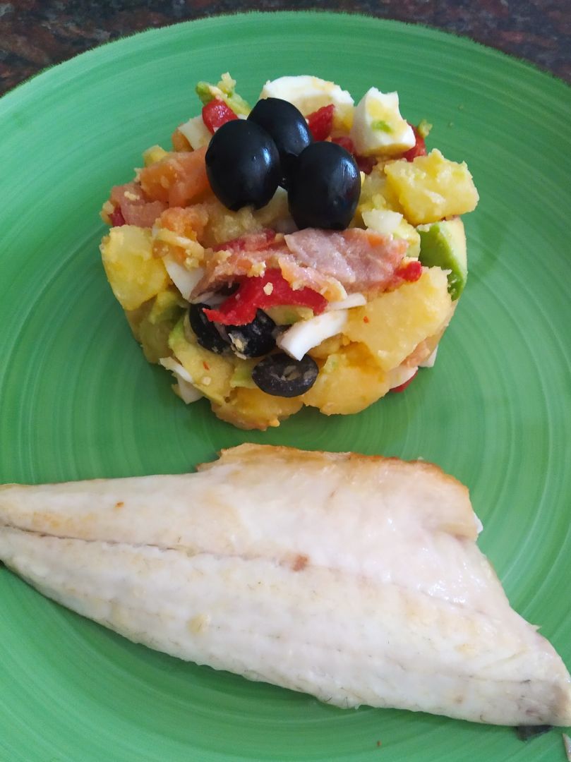 Ensalada fresca con lubina
