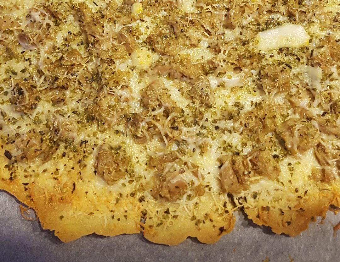 Pizza de atún con masa de garbanzo Pizza de atún con masa de garbanzo