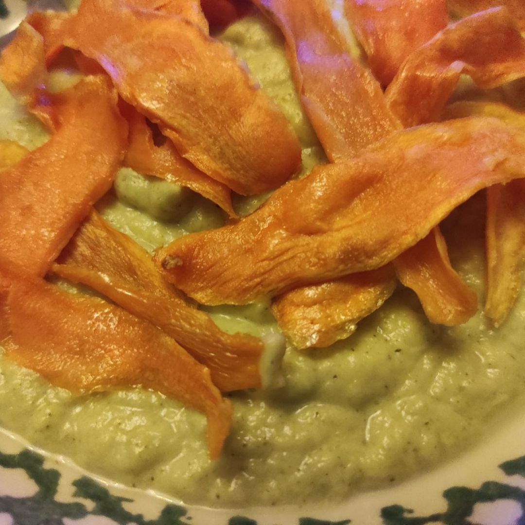 Crema de puerros y brócoli con chips de boniato Crema de puerros y brócoli con chips de boniato