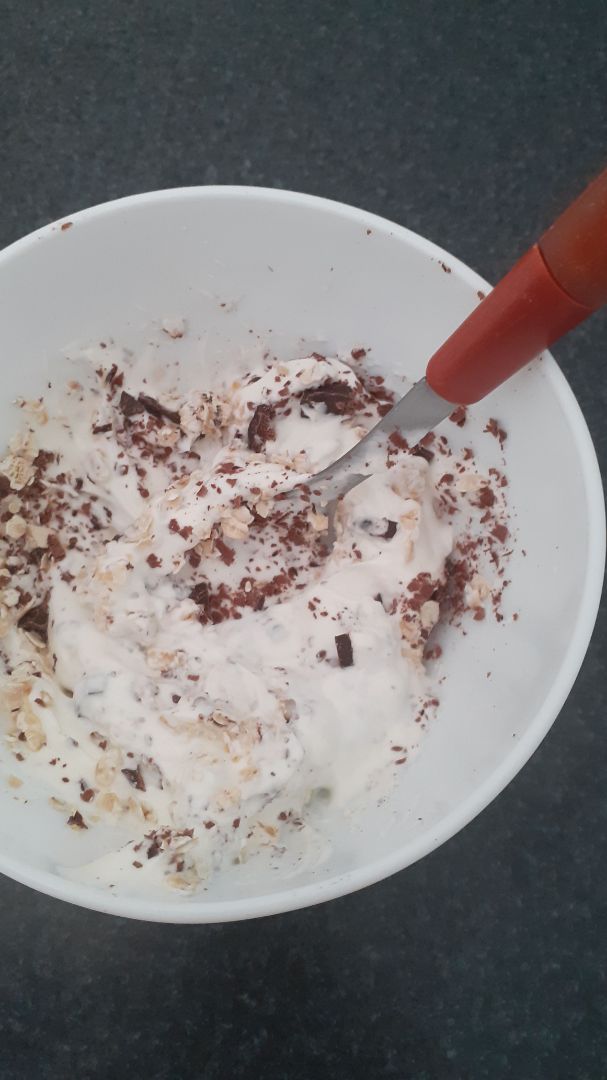 Yogurt estilo griego con avena y chocolate 85% Yogurt estilo griego con avena y chocolate 85%
