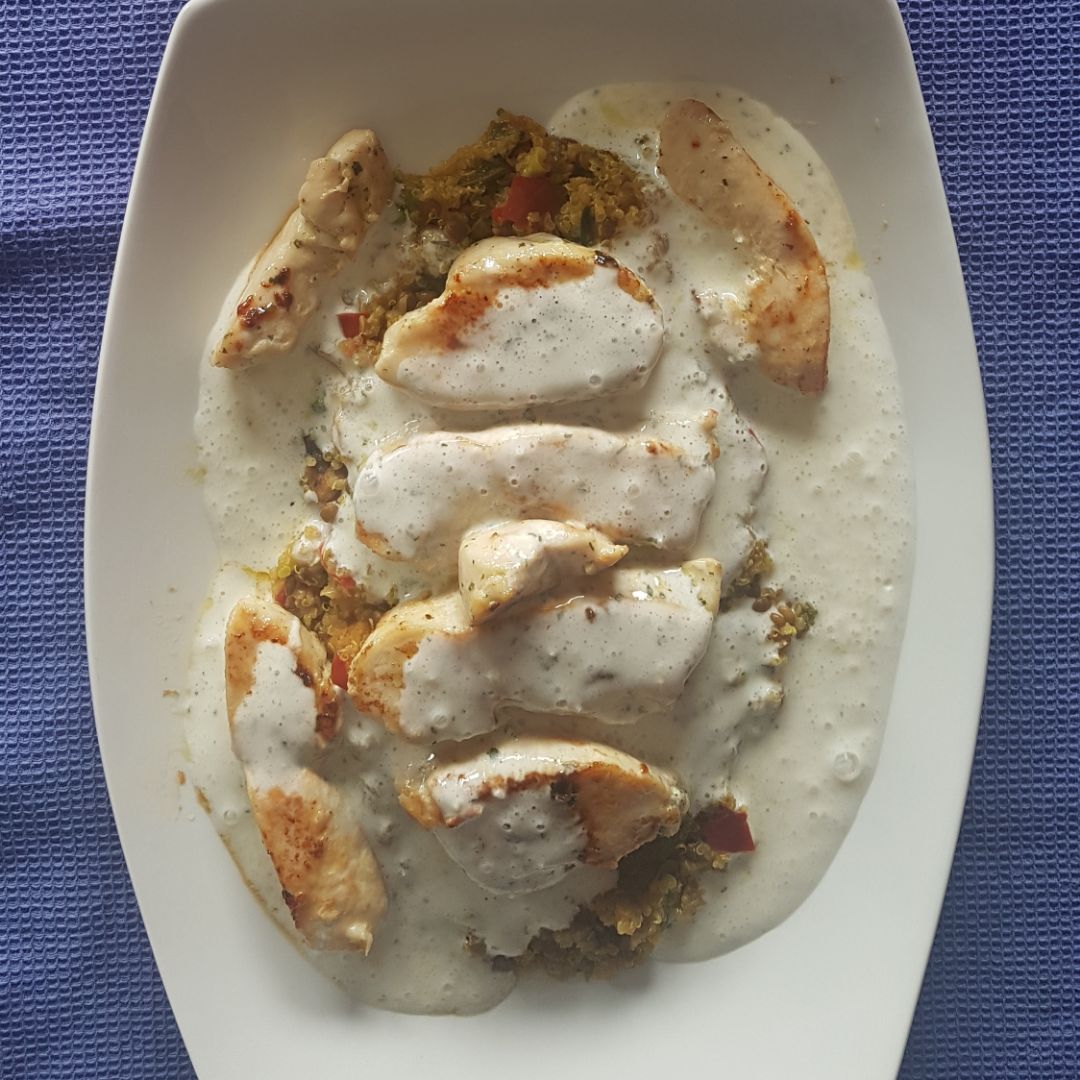 Pollo marinado con salsa de yogur y cous-cous de verduras Pollo marinado con salsa de yogur y cous-cous de verduras