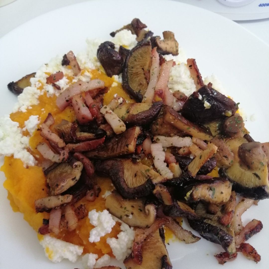 Calabaza asada con setas. Calabaza asada con setas.