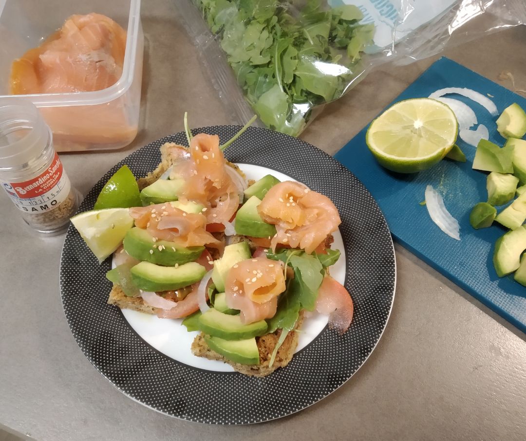 Tostada de Salmón y Aguacate con Pan Keto de semillas Tostada de Salmón y Aguacate con Pan Keto de semillas