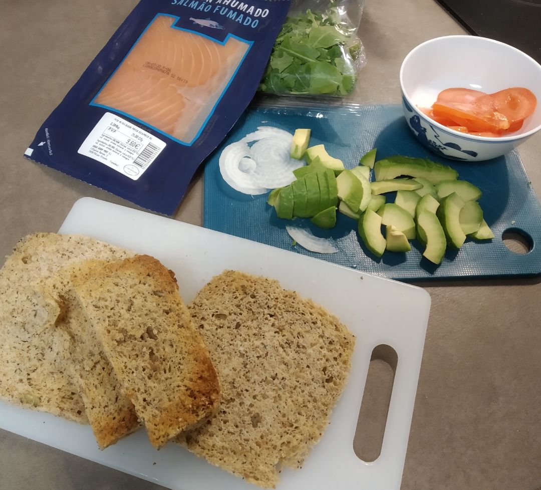 Tostada de Salmón y Aguacate con Pan Keto de semillasStep 0