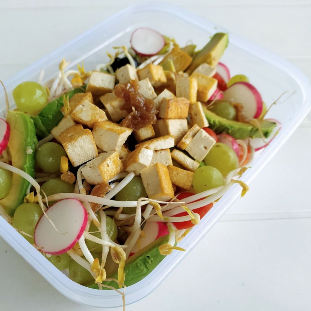 Ensalada de quinoa, tofu crujiente y uvas (versión tupper) Ensalada de quinoa, tofu crujiente y uvas (versión tupper)