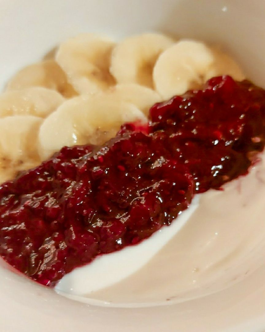 Yogur con plátano y mermelada 