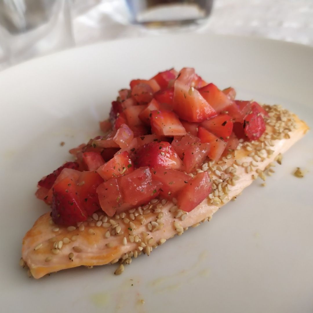 Tataki de salmón con fresas y tomate Tataki de salmón con fresas y tomate