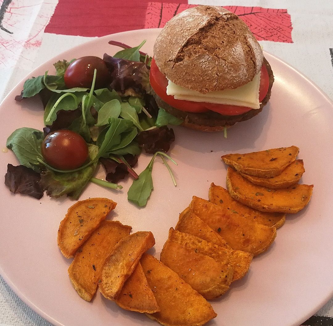 Veggie Burger con chips de boniato caseras 🍠 Veggie Burger con chips de boniato caseras 🍠