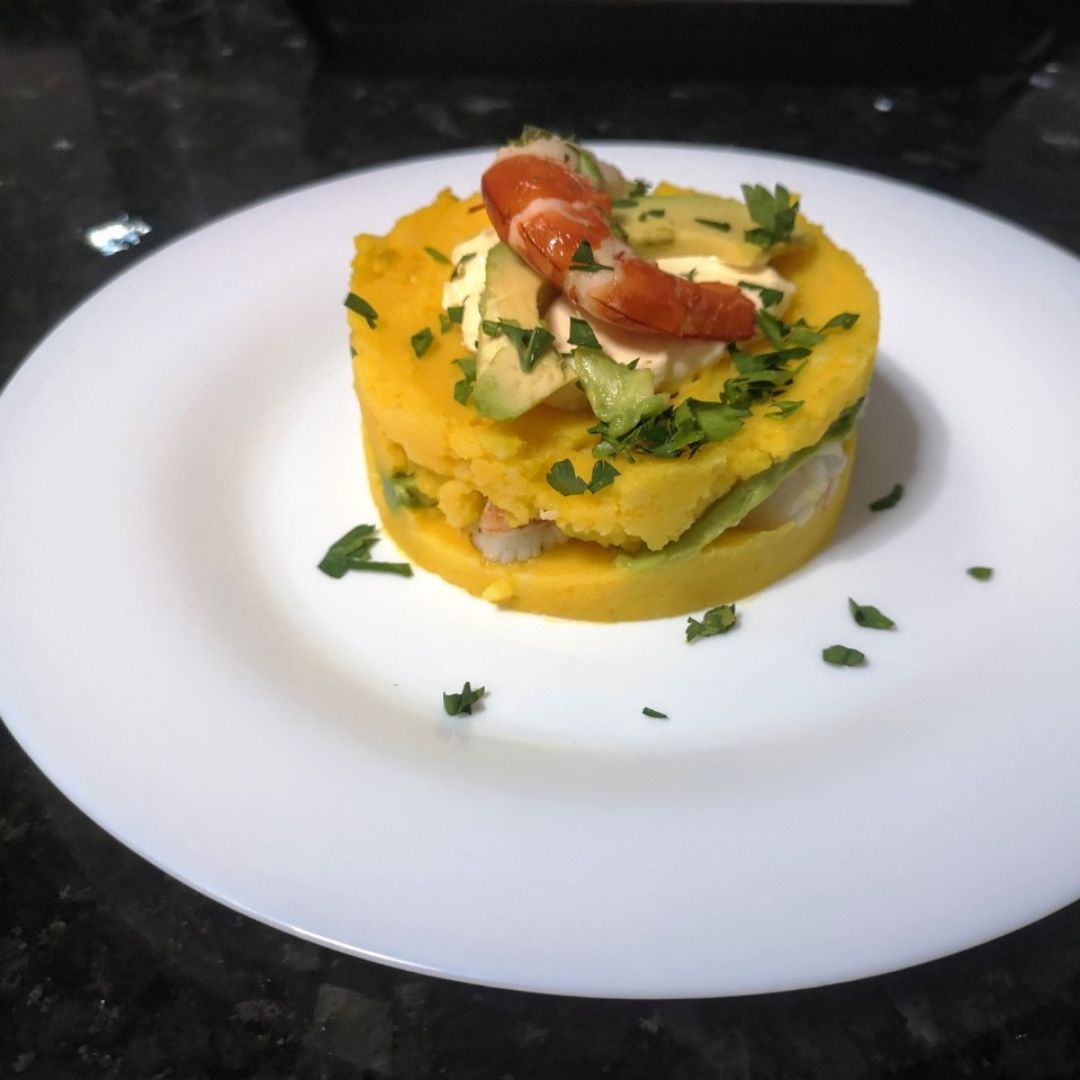 Causa limeña con gambones y mayolima Causa limeña con gambones y mayolima
