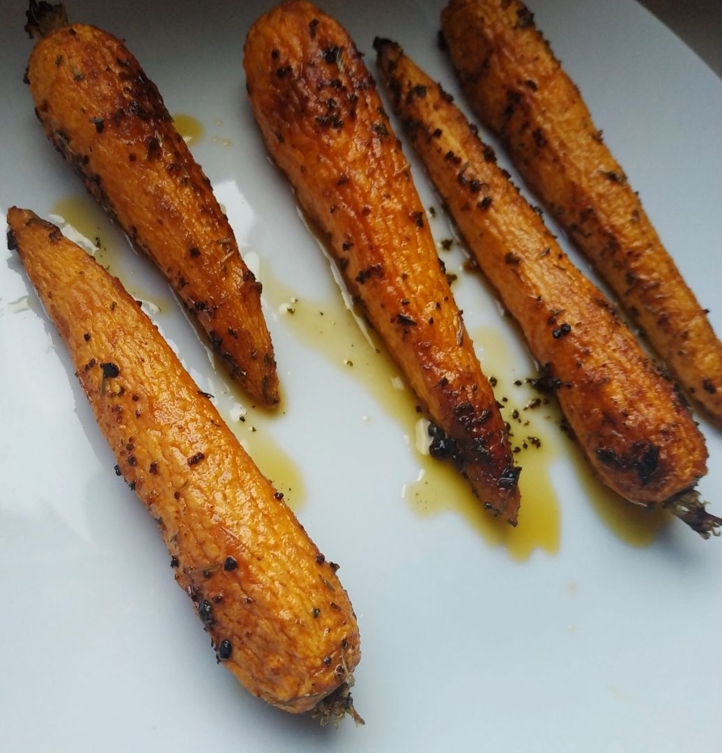 Guarnición de zanahorias asadas Guarnición de zanahorias asadas