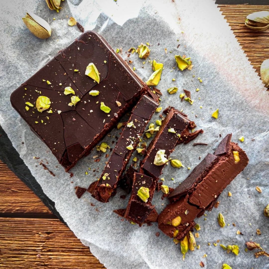 Falso turrón de mousse de chocolate y pistachos Falso turrón de mousse de chocolate y pistachos