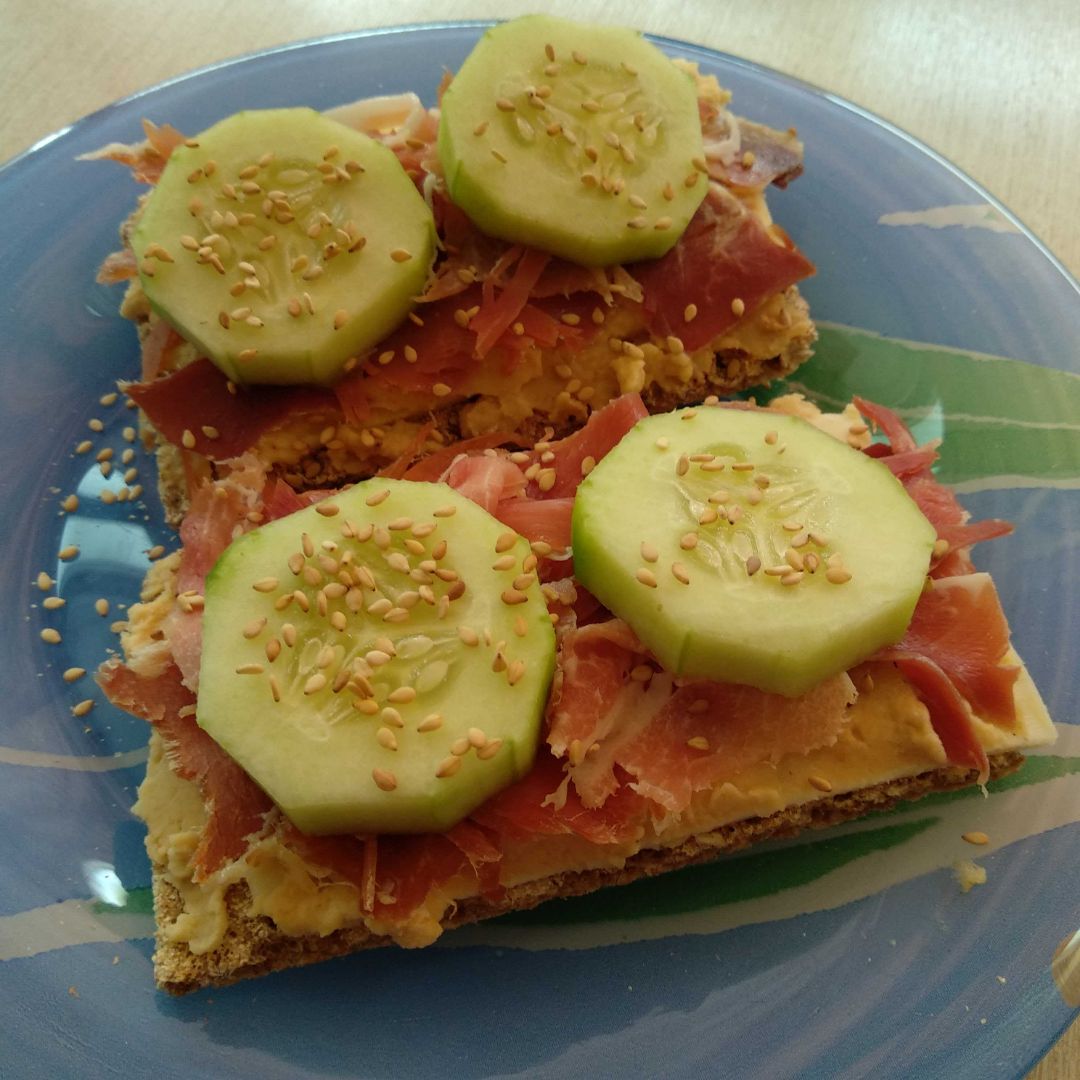 Tostadas con Hummus y jamón.