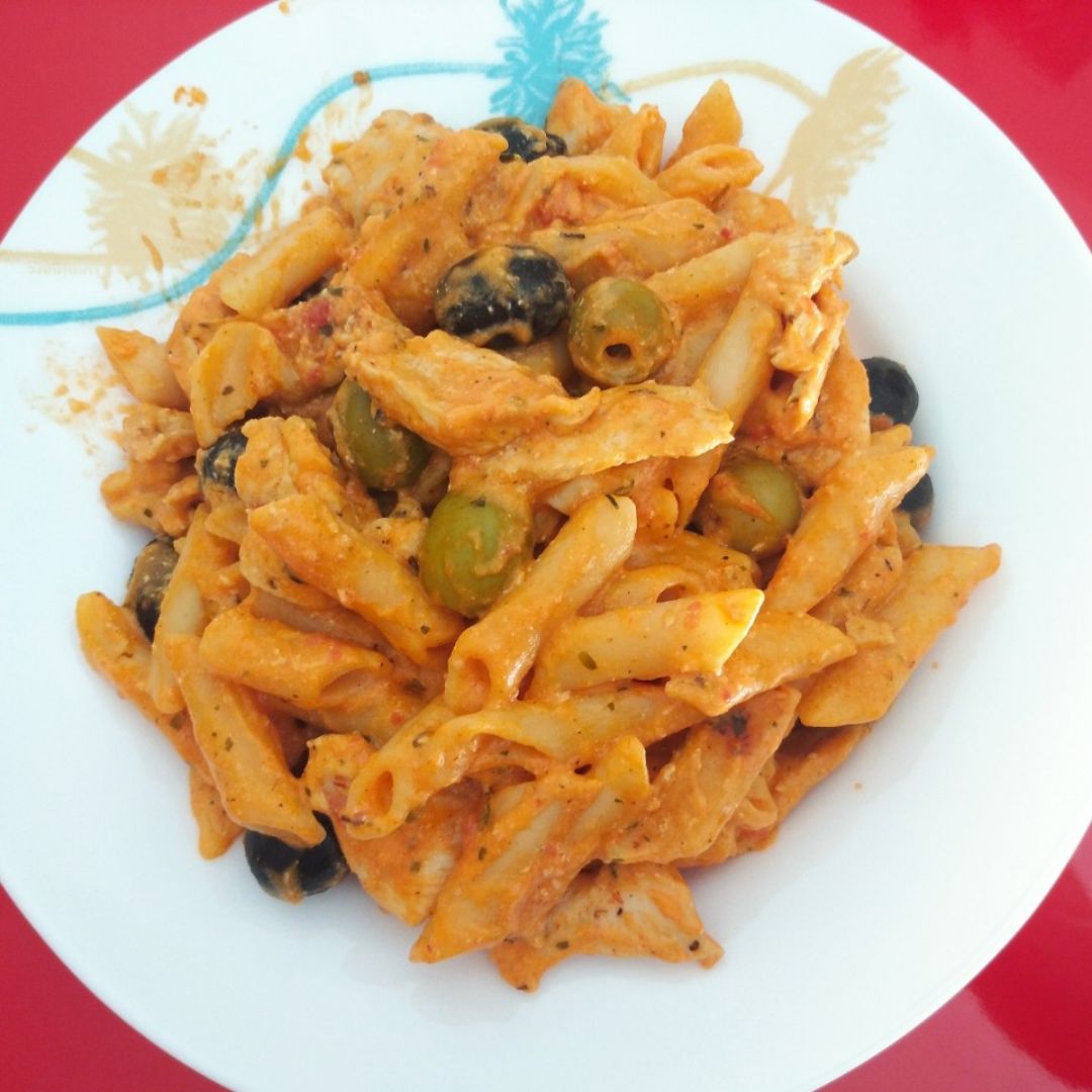 Pasta con pollo y aceitunas Pasta con pollo y aceitunas