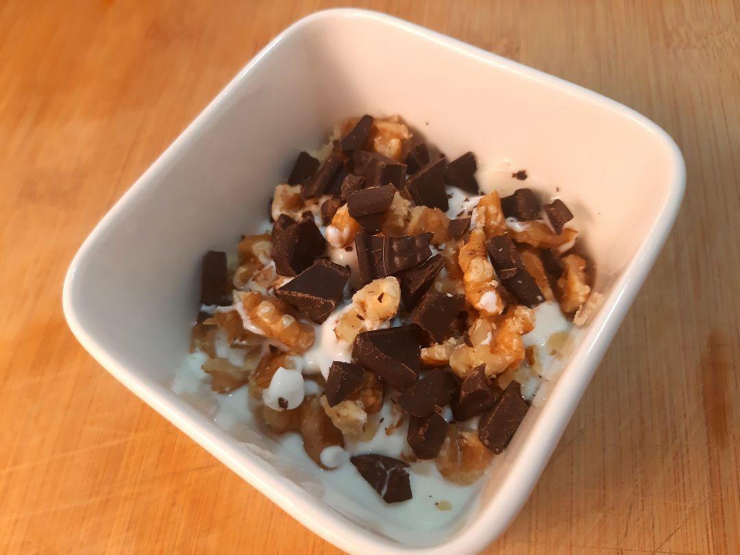 Snack queso fresco batido con nueces y chocolate 85%