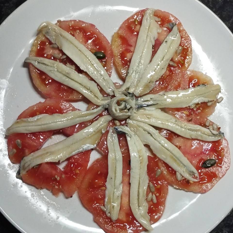 Tomate con boquerones 