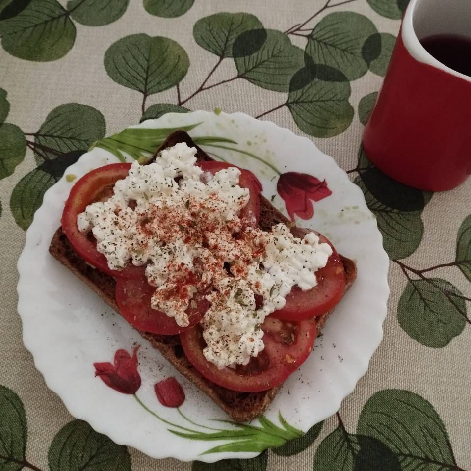 Tostada de aguacate, tomate y queso cotagge con especias Tostada de aguacate, tomate y queso cotagge con especias