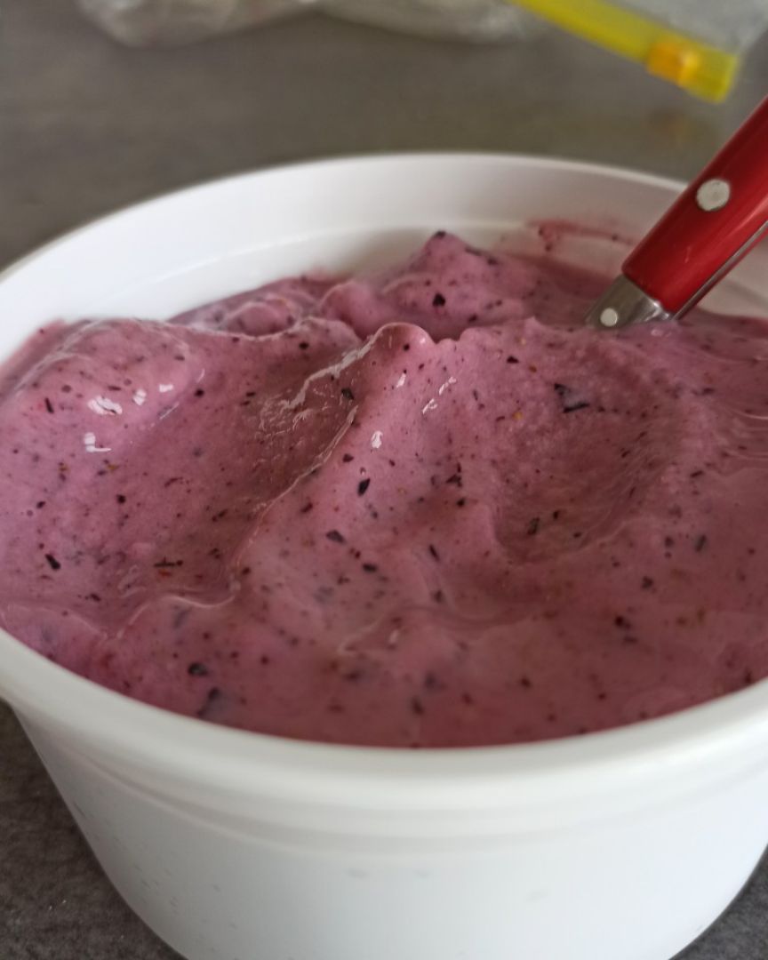 Helado de fresa y arándanos. Helado de fresa y arándanos.