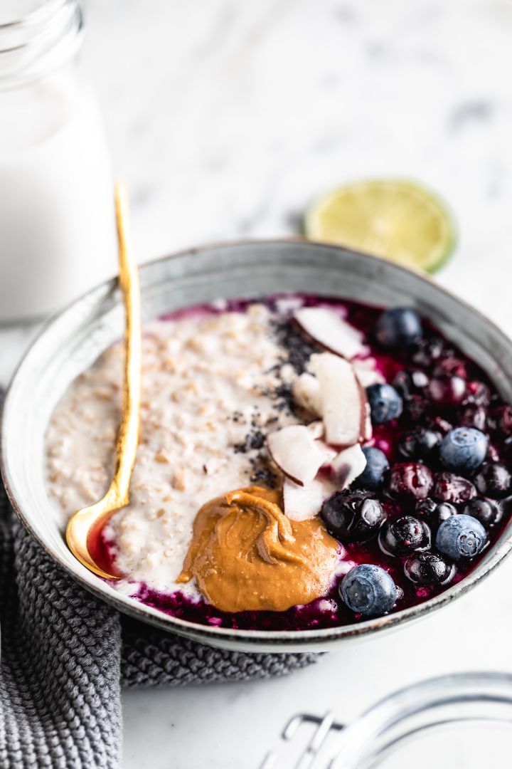 Porridge de avena y frutos rojos