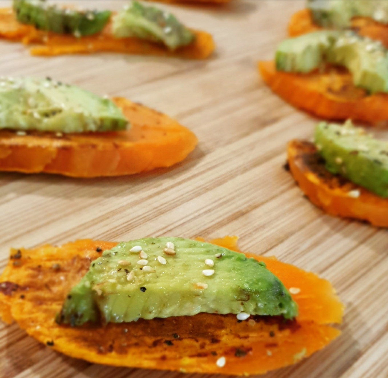 "Tostadas" de boniato y aguacate