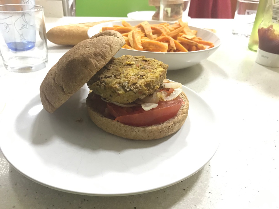 Hamburguesa de garbanzos con chips de boniato 😍😍