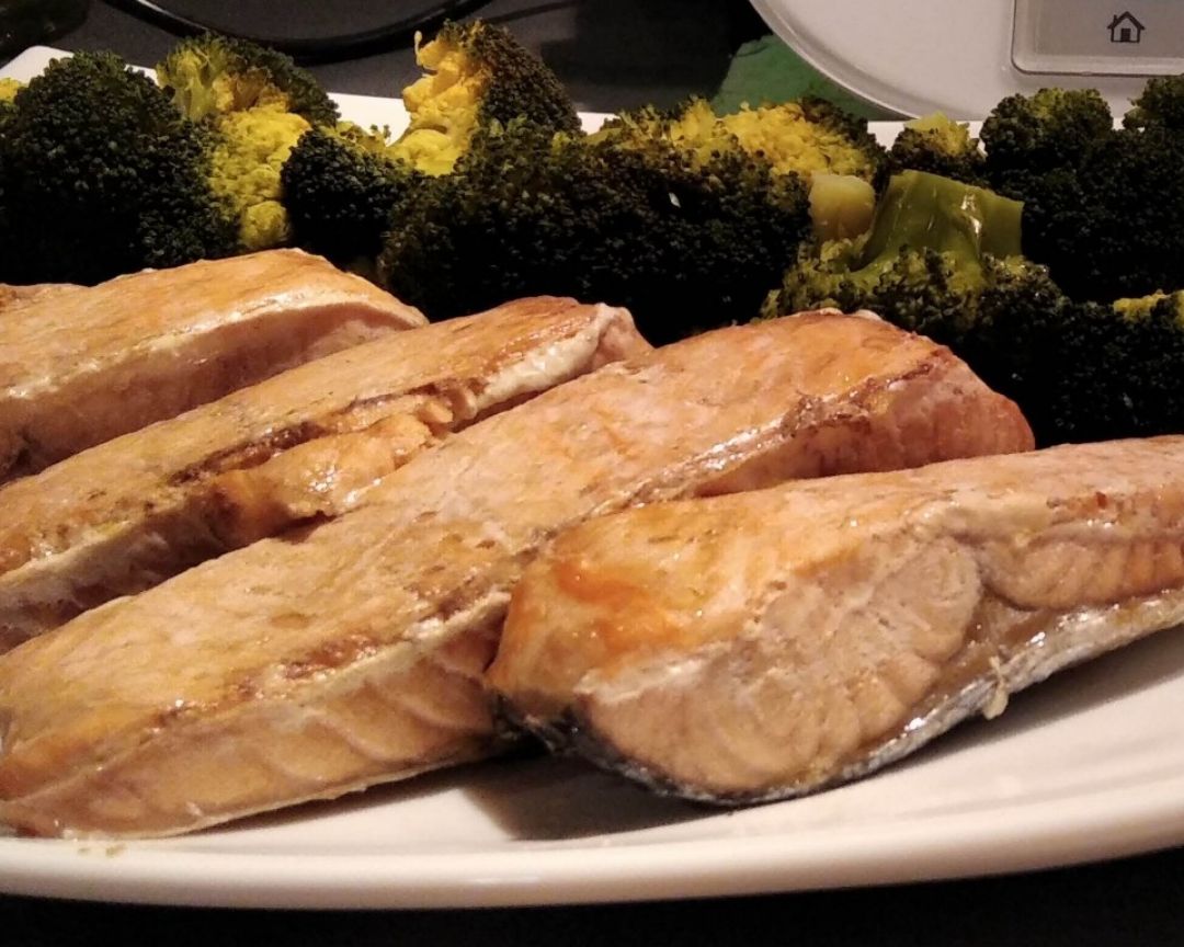 Salmón al vapor acompañado de brócoli Salmón al vapor acompañado de brócoli